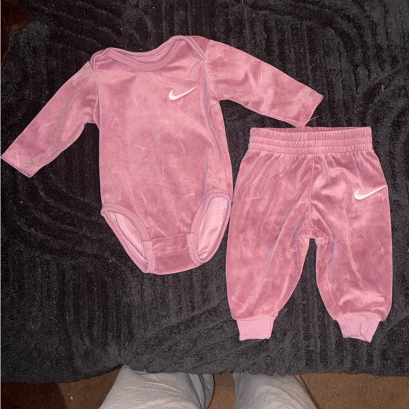 Nike Kids Pink Bodysuit and Pants Set - Picture 4 of 5